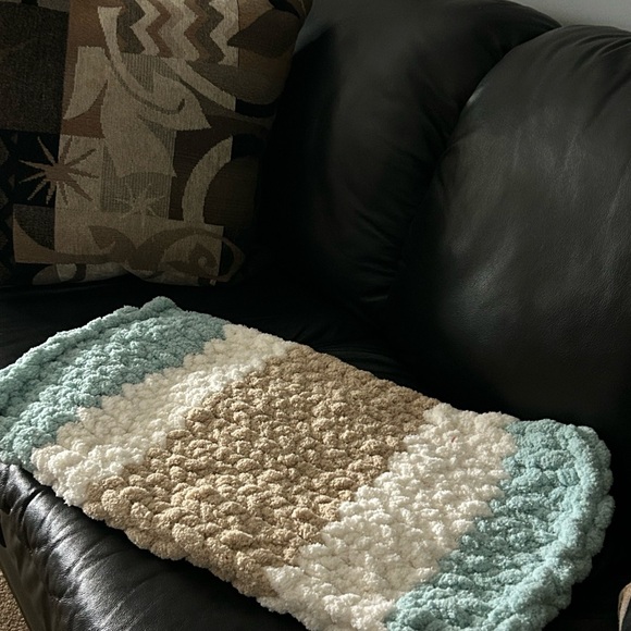 Handmade chunky knit tri coloured pet bed. Mint, cream and tan coloured. - Picture 10 of 10